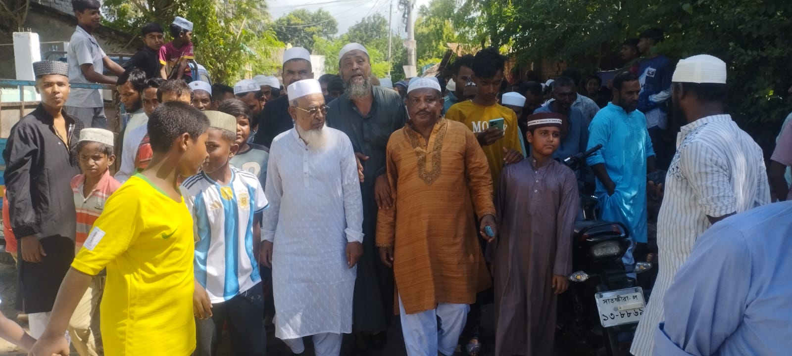 সাতক্ষীরায় মাদক নির্মূলে মাঠে নেমেছে এলাকাবাসী
